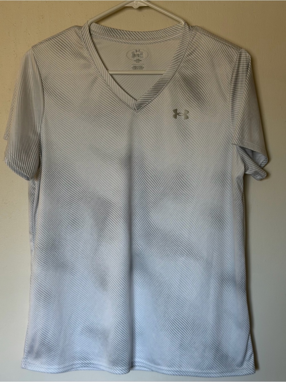 Under Armour Women’s Large V-Neck Athletic Shirt Gray White Striped HeatGear